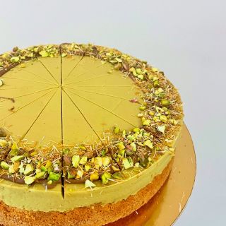 Pistáciový cheesecake s kadayifem –⁠ absolutní bestseller, který pro vás s láskou připravujeme stále znovu! ❤️ Z těch...