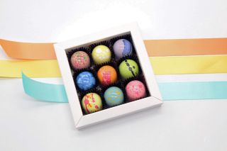 DEN MATEK🌸🌹🌼 už tuto neděli! Nezapomeňte poděkovat mamince za všechnu lásku – třeba našimi pralinkami. ❤️✨