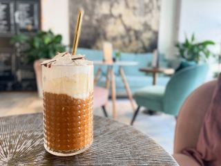 Léto bez limitů ☀️😎 Zmrzlinová káva, která nezná kompromisy – rostlinná, krémová, kávová. Osvěž se chutí, která neřeší...