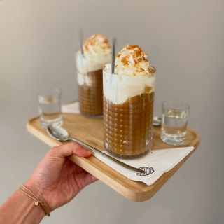 Sladká pauza mezi tím, co bylo, a co bude. 🌞🍹 Ledová, krémová, dokonalá. 🍦❄️🌴 Příběhy se nejlíp vypráví u kávy – ideálně...